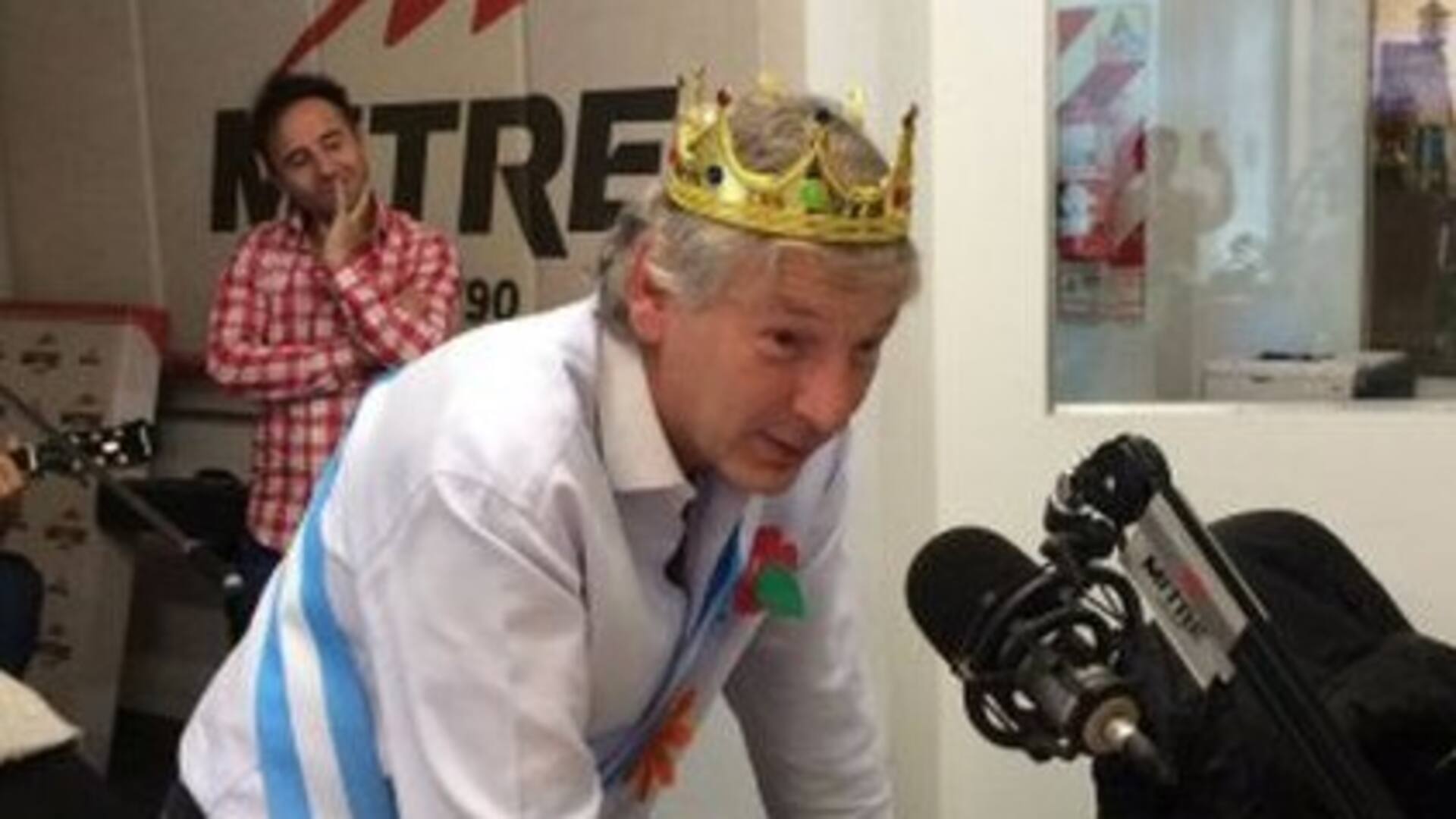 Marcelo Longobardi coronado y con banda presidencial en un momento delirante de Cada Mañana. Foto: Facebook de Radio Mitre