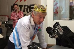Marcelo Longobardi coronado y con banda presidencial en un momento delirante de Cada Mañana. Foto: Facebook de Radio Mitre