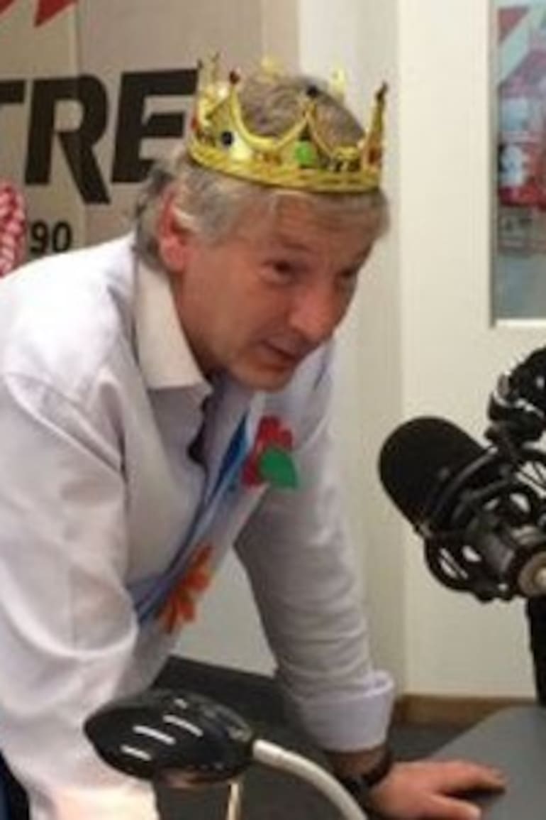 Marcelo Longobardi coronado y con banda presidencial en un momento delirante de Cada Mañana. Foto: Facebook de Radio Mitre