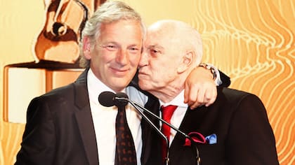 En 2016, recibió el primer Martín Fierro de Oro a la Radio de manos de Cacho Fontana. "Hasta Cacho se sorprendió con el éxito que tenemos. Me dijo que no vio fenómeno así ni siquiera en su época, en los tiempos dorados de la radio", contó Longobardi.