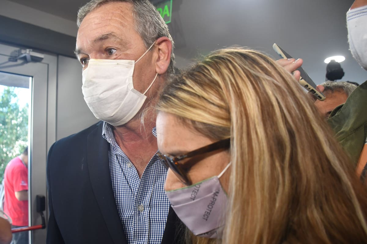 Marcelo Macarrón, junto a su hija, al ingresar en la sala de audiencias de los Tribunales de Río Cuarto, donde comenzó a ser enjuiciado como instigador del homicidio de su esposa, Nora Dalmasso