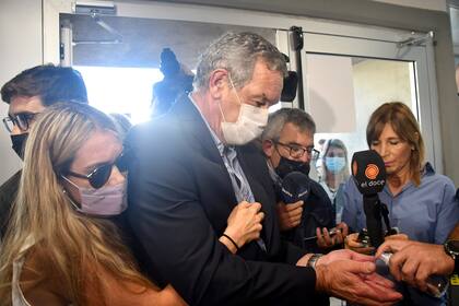 Marcelo Macarrón, junto a sus hijos, al ingresar en la sala de audiencias de los Tribunales de Río Cuarto