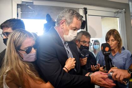 Marcelo Macarrón, junto a sus hijos, al ingresar en la sala de audiencias de los Tribunales de Río Cuarto, donde comenzó a ser enjuiciado como instigador del homicidio de su esposa, Nora Dalmasso