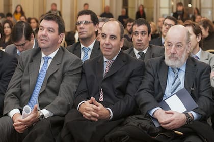 Marcelo Martínez de Giorgi (centro), en una foto de hace dos años junto a Ariel Lijo y al fallecido Claudio Bonadio; su intento de identificar una fuente periodística en el caso Cuadernos despertó duras críticas