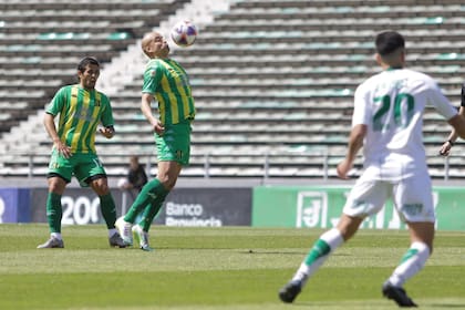 Marcelo Meli y Santiago Silva son dos de los experimentados de Aldosivi; no alcanzaron para que el conjunto marplatense permaneciera en la Liga Profesional de Fútbol: lo sentenció un 0-1 contra Banfield en el estadio Minella.