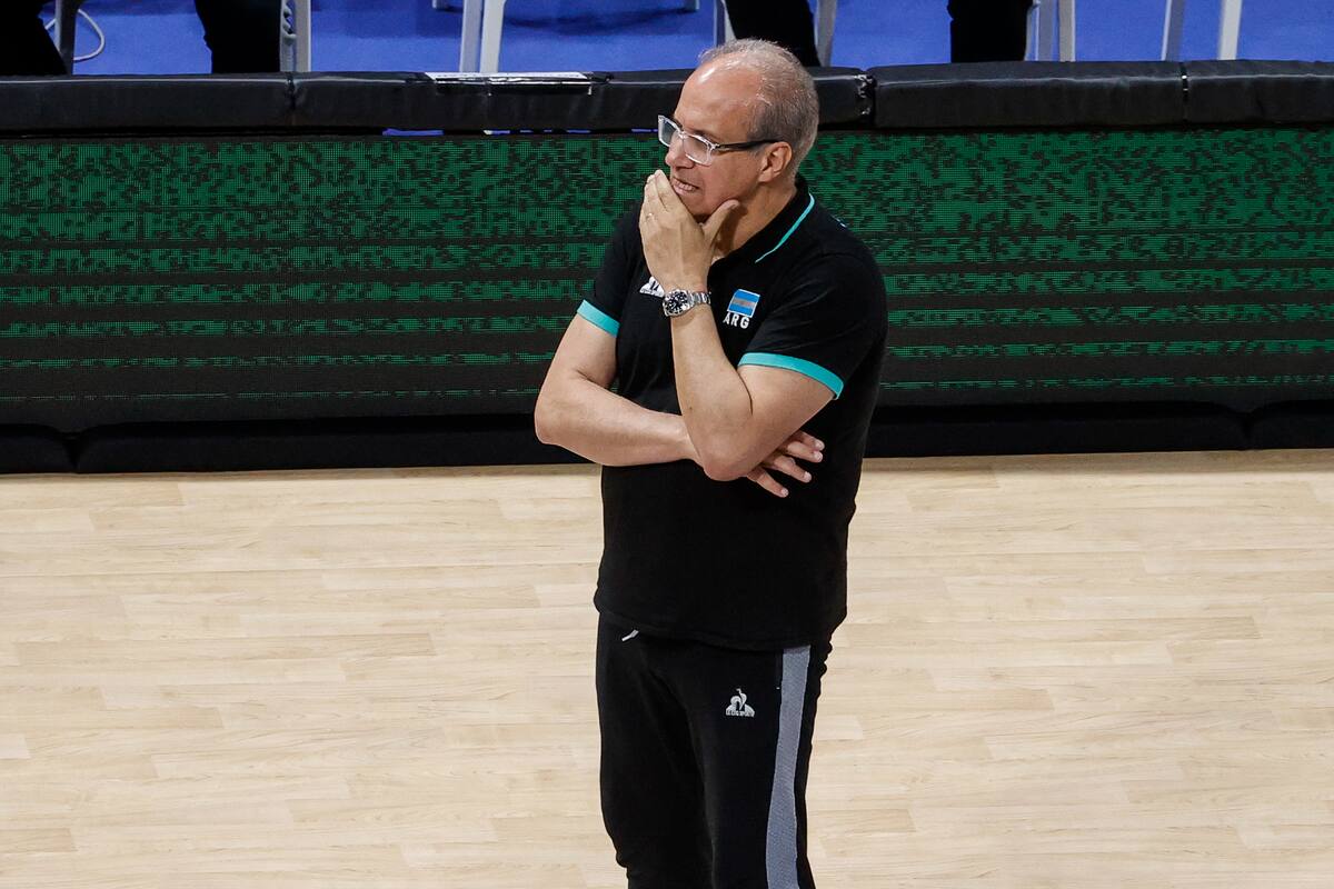 Marcelo Méndez dirigió su último partido como entrenador de la selección argentina masculina de vóleibol este domingo ante Italia, en el Mundial que se desarrolla en Filipinas. (Photo by Mark Fredesjed Cristino/Getty Images)