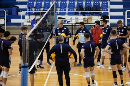 Marcelo Méndez y el resto del plantel durante un entrenamiento del seleccionado en el Cenard