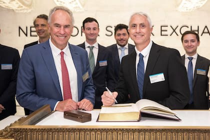Marcelo Mindlin, presidente de Loma Negra, tocó la campana de apertura del NYSE la semana pasada junto al CEO de la cementera, Sergio Faifman
