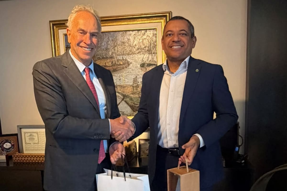 Marcelo Mindlin, presidente de Pampa Energía, junto a Cleber Oliveira Soares, secretario ejecutivo del Ministerio de Agricultura y Pecuaria de Brasil