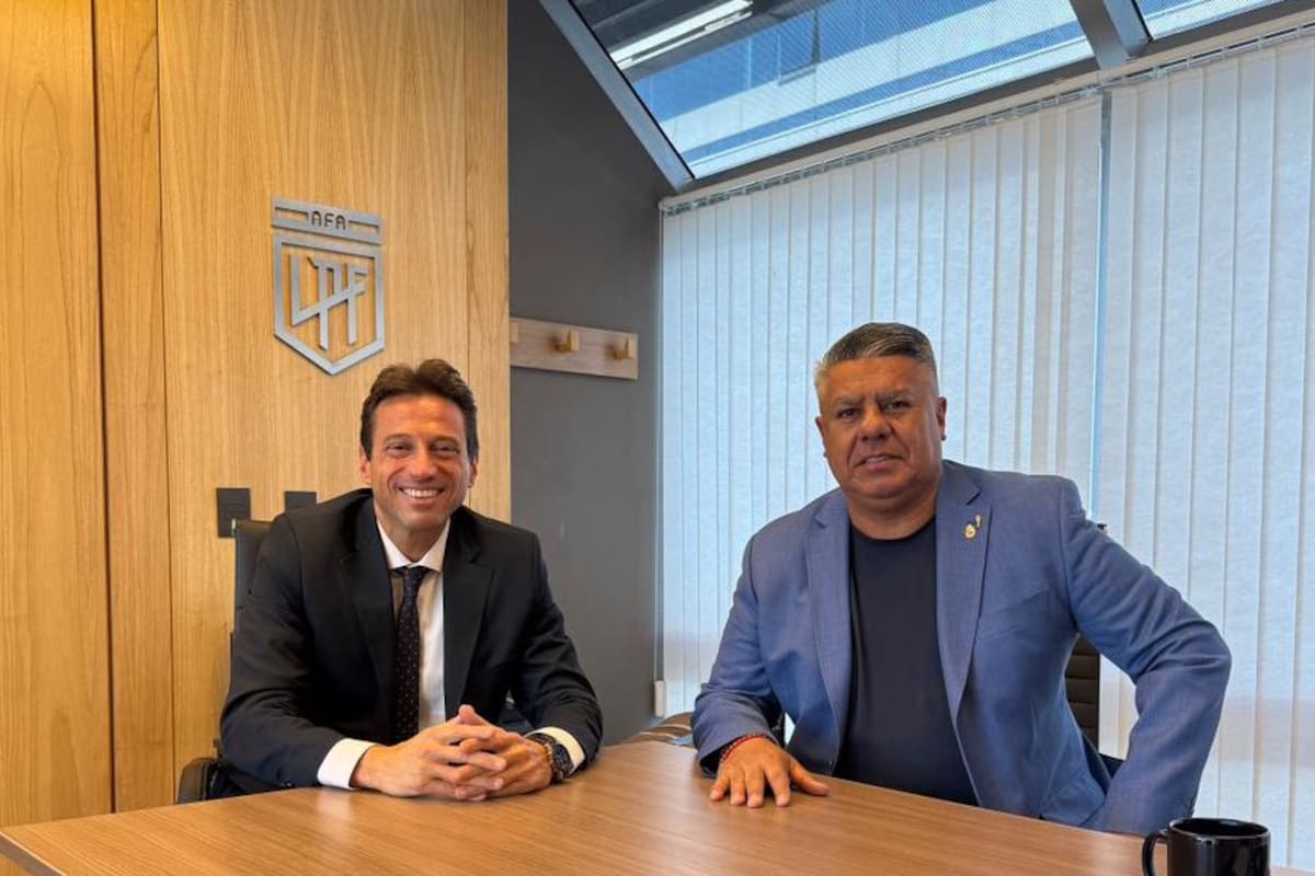Marcelo Moretti con Claudio Tapia: el presidente de la AFA se movió para frenar su desplazamiento del club