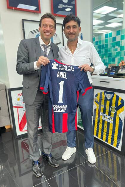 Marcelo Moretti posa con una camiseta de San Lorenzo junto a Ariel Vallejo, responsable de la cuestionada financiera Sur Finanzas.