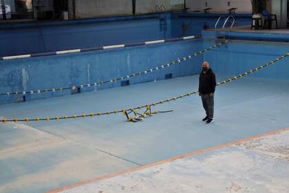 Marcelo Olivo en el natatorio del Club Chacarita