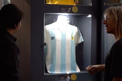 Marcelo Ordás, junto a Claudio Caniggia y la camiseta que usó el Pájaro ante Brasil, en el Mundial 90.