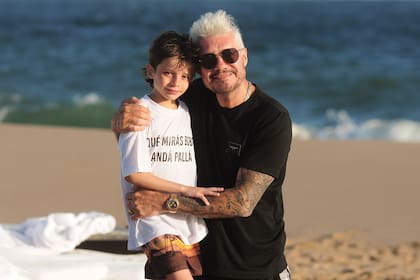 Marcelo posa con su hijo Lolo, que lució una remera con la frase de Messi que se hizo viral.