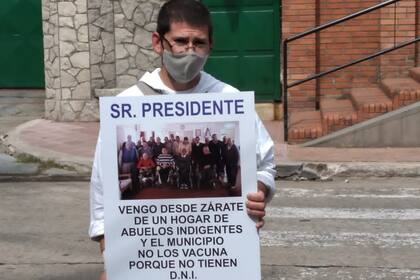 Marcelo Prado durante la protesta, ayer, frente a la Quinta,