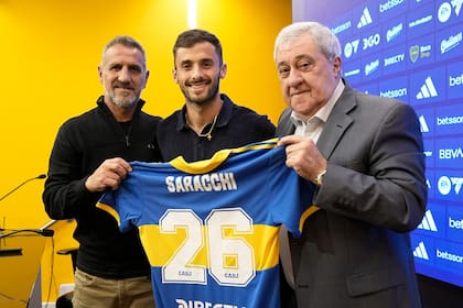 Marcelo Saracchi tuvo su presentación oficial en Boca, junto a Raúl Cascini y el presidente Jorge Amor Ameal.