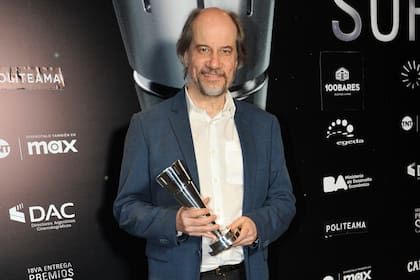 Marcelo Subiotto con su premio al mejor actor protagónico en la mano