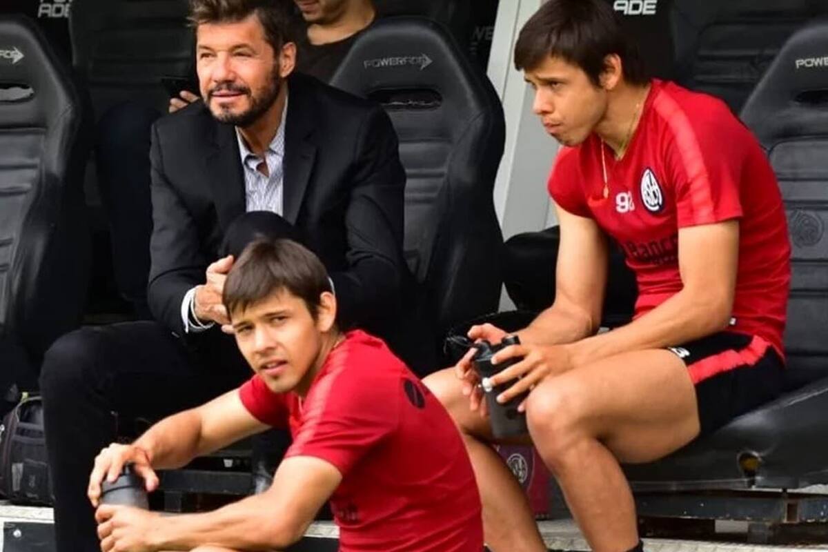 Marcelo Tinelli con los hermanos Romero; el presidente tuvo que calmar las aguas tras los incidentes en el vestuario de Córdoba
