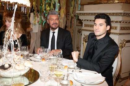 Marcelo Tinelli, embajador de Rochas, y su hijo Francisco se vistieron de gala para una velada inolvidable en el Colón.