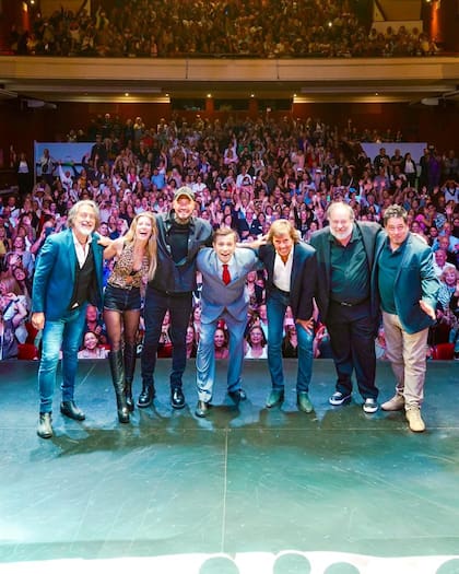 Marcelo Tinelli con el elenco de La cena de los tontos