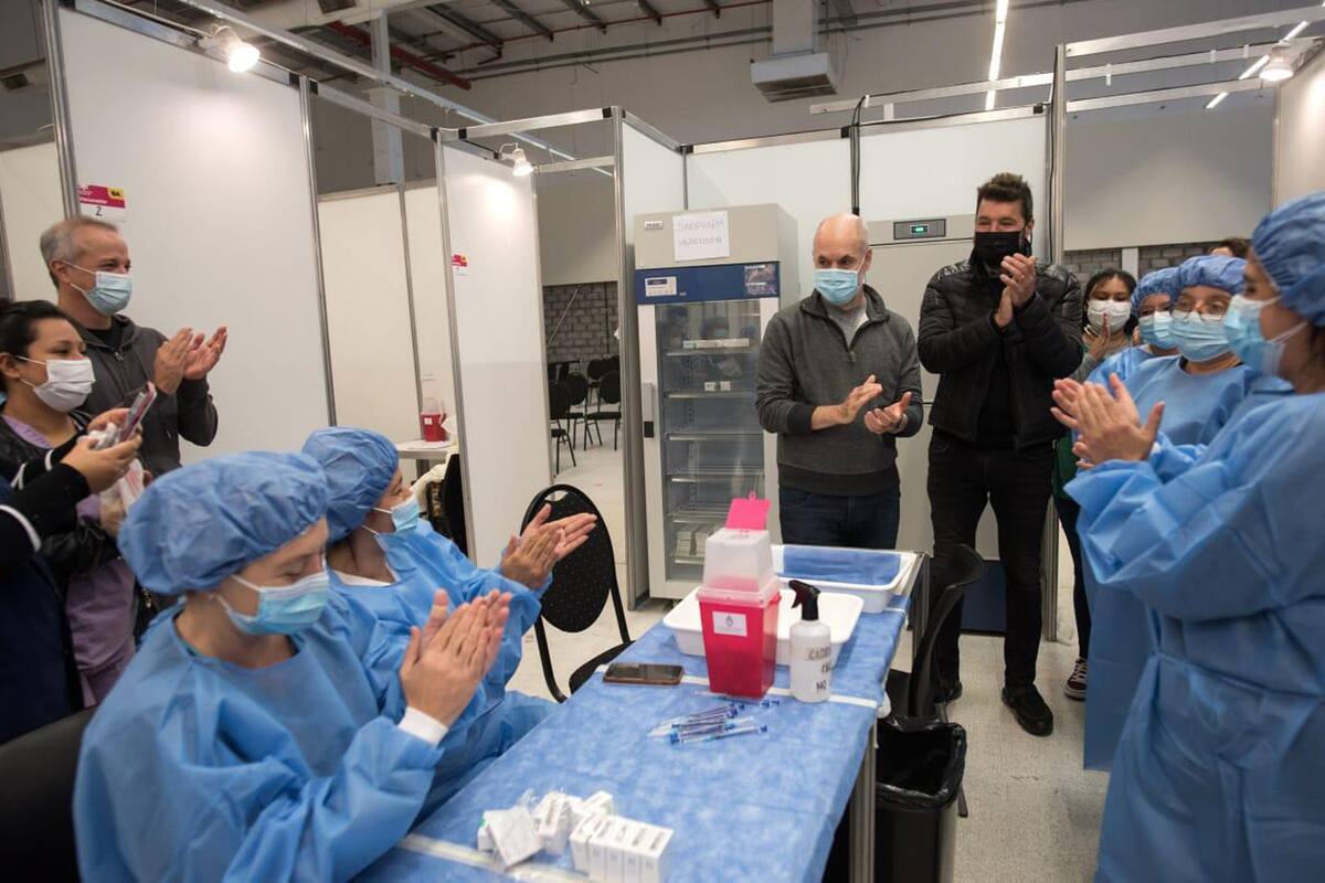 Marcelo Tinelli junto a Horacio Rodríguez Larreta, esta mañana en el vacunatorio del club San Lorenzo