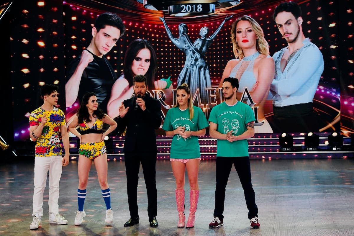 Marcelo Tinelli junto a las dos parejas concursantes en la primera de las semifinales del certamen