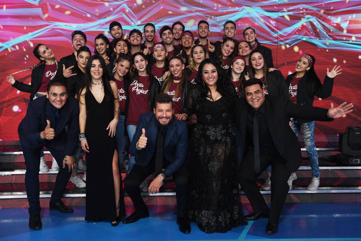 Marcelo Tinelli junto a los cinco finalistas del viernes