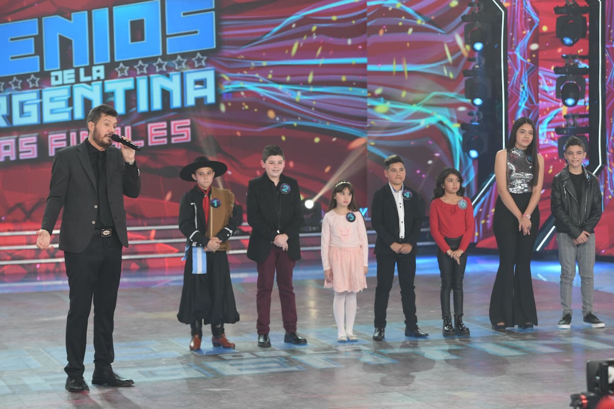 Marcelo Tinelli junto a los siete semifinalistas
