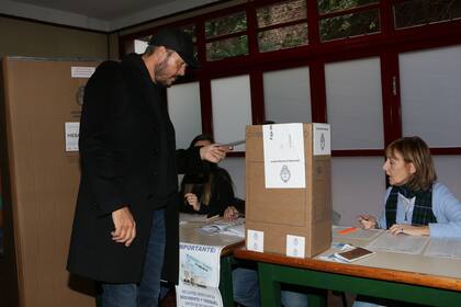 Marcelo Tinelli, pasadas las 11 de la mañana, se presentó en la Colegio Bayard y votó