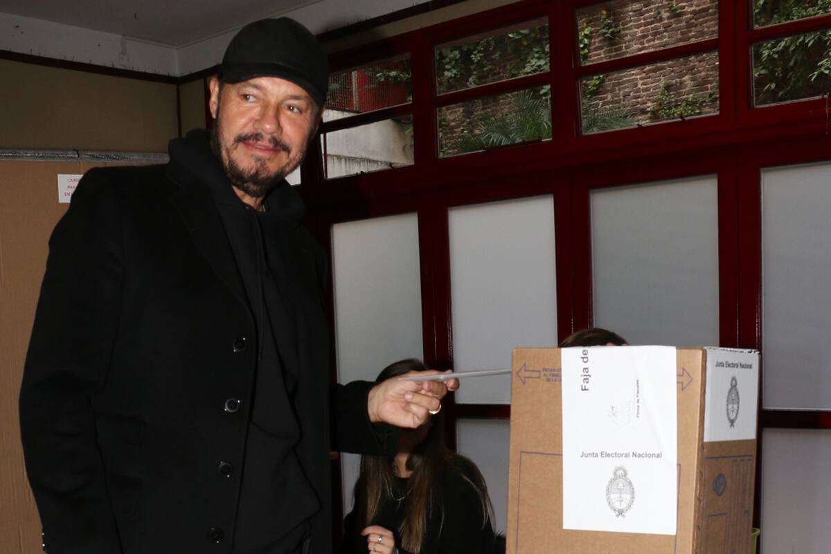 Marcelo Tinelli, pasadas las 11 de la mañana, se presentó en la Colegio Bayard y votó