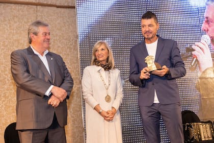 Marcelo Tinelli recibe el premio de las manos del alcalde y la vicepresidente