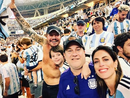 Marcelo Tinelli, su hijo "Lolo", Lautaro Mauro y Agustina Casanova en Qatar