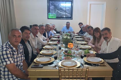 Marcelo Tinelli y Jorge Amor Ameal secundan al presidente de la AFA, Claudio Tapia, durante una reunión en su casa con la presencia de otros dirigentes.