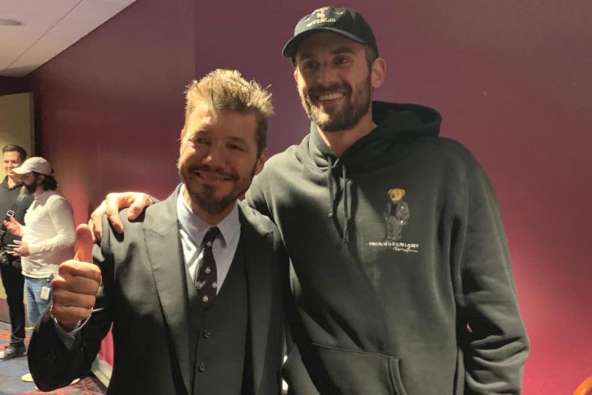 Marcelo Tinelli y Kevin Love, en los pasillos del Rocket Mortgage FieldHouse