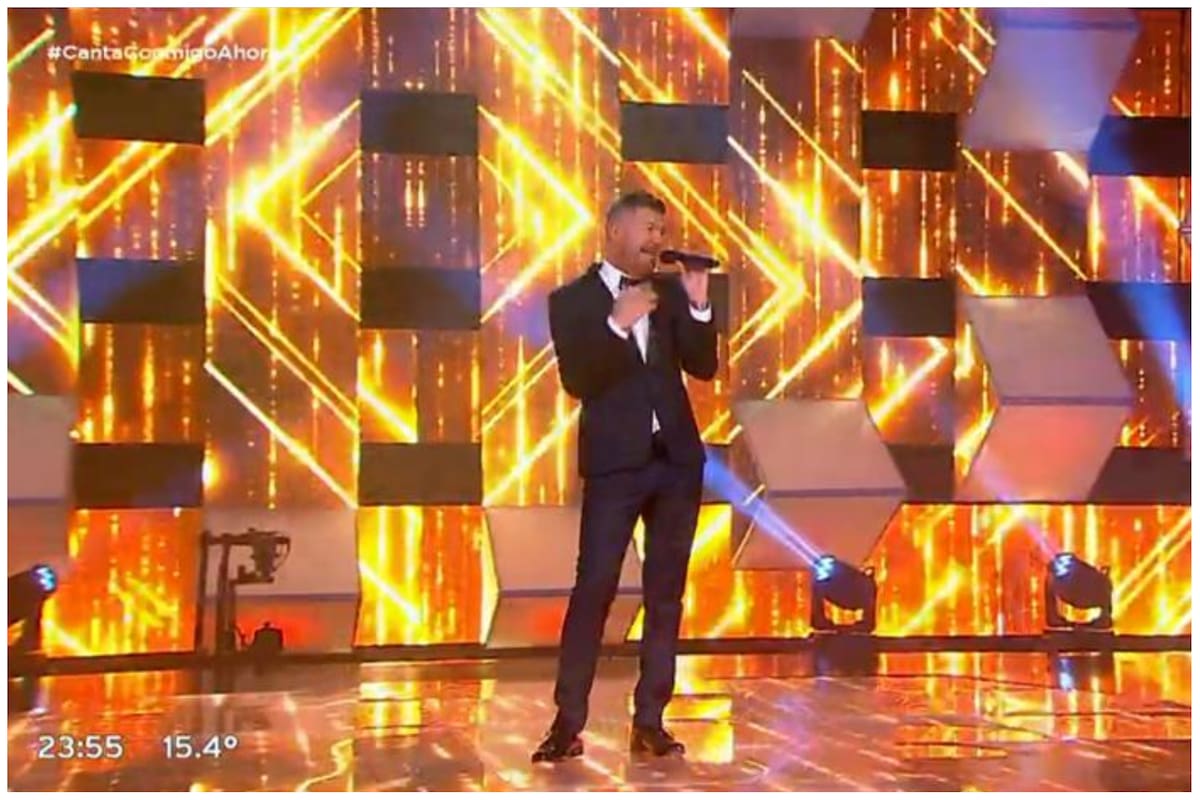 Marcelo Tinelli y la luces de la primera emisión de Canta Conmigo Ahora (Foto: Captura de video)