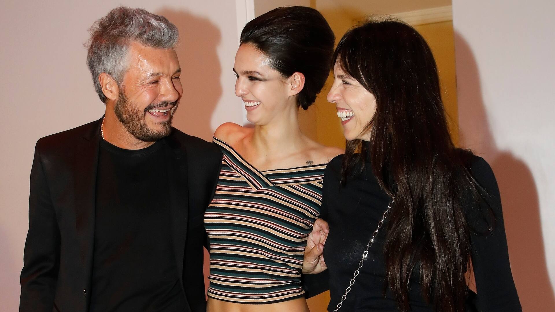 Marcelo Tinelli y Paula Robles con su hija Juana en el Faena Art Center