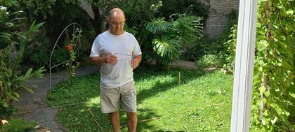 Marcelo Todeschini aplica técnicas radiestésicas para detectar zonas de desequilibrio energético en el terreno y en la vivienda