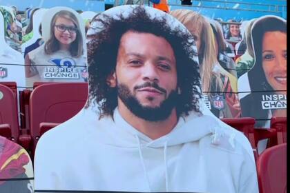 Marcelo Vieira apareció entre las figuras de cartón en la final de la NFL. Crédito: Instagram