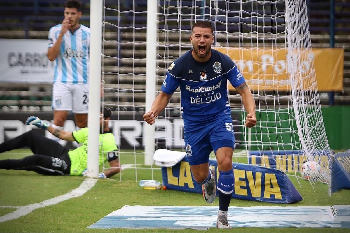 Marcelo Weigandt abrió el marcador para Gimnasia, que volvió al triunfo cuando paró la lluvia en La Plata.
