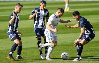 Marcelo Weigandt, lateral derecho de Boca, ante tres rivales de Talleres