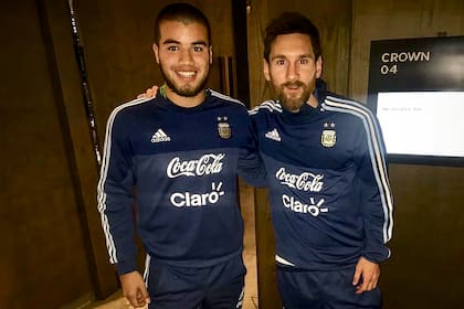Marcelo Weigandt se reencuentra con Lionel Messi, con el que compartió entrenamientos del seleccionado argentino en 2017, cuando el Sub 20 era sparring del equipo de mayores en Ezeiza.