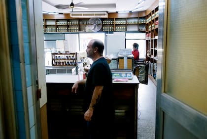 Marcelo y Magdalena, una mañana de trabajo, en la confitería que lleva abierta 72 años.