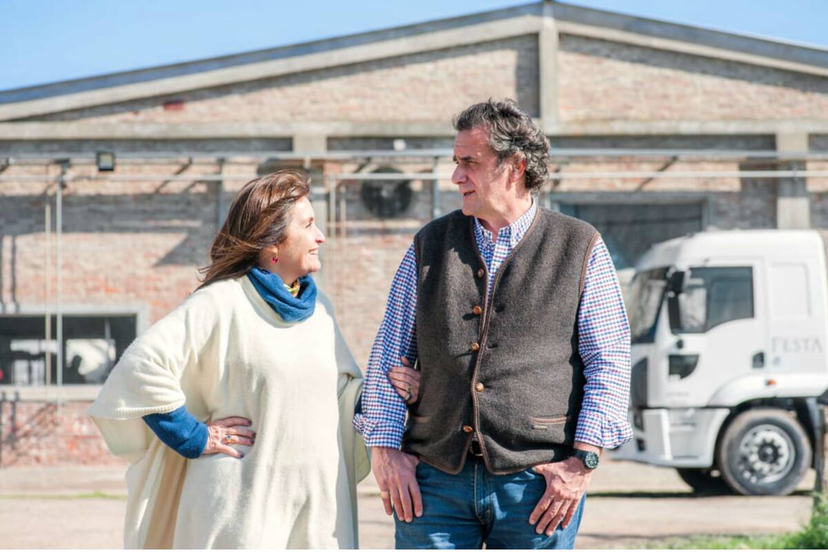 MarceloFesta y su mujer Patricia, detrás la fabrica de quesos