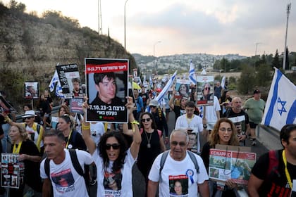 Marcha a pie de los familiares de los rehenes desde Tel Aviv a Jerusalén (AHMAD GHARABLI / AFP)