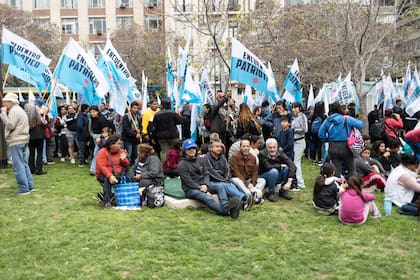 Marcha contra la Corte: sectores del PJ, la izquierda, gremios y piqueteros protestan por el fallo que libera la venta de tierras para extranjeros. Buenos Aires, octubre 6, 2026 (Nicolás Suárez, La Nación)