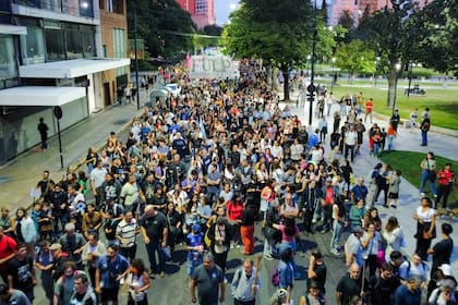 Marcha de antorchas en el centro de La Plata, protagonizada por la comunidad de la Universidad Nacional de La Plata