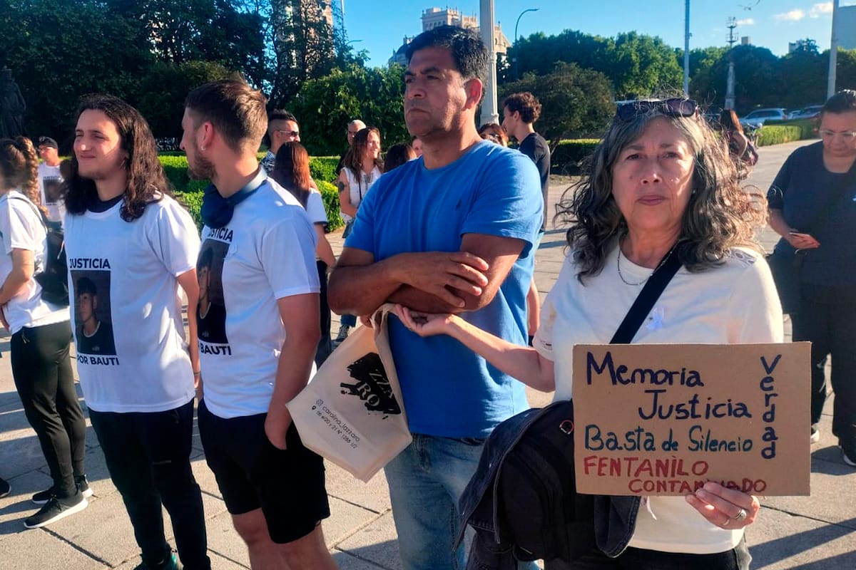Marcha de familiares de las víctimas del fentanilo en la Plaza Moreno, en La Plata