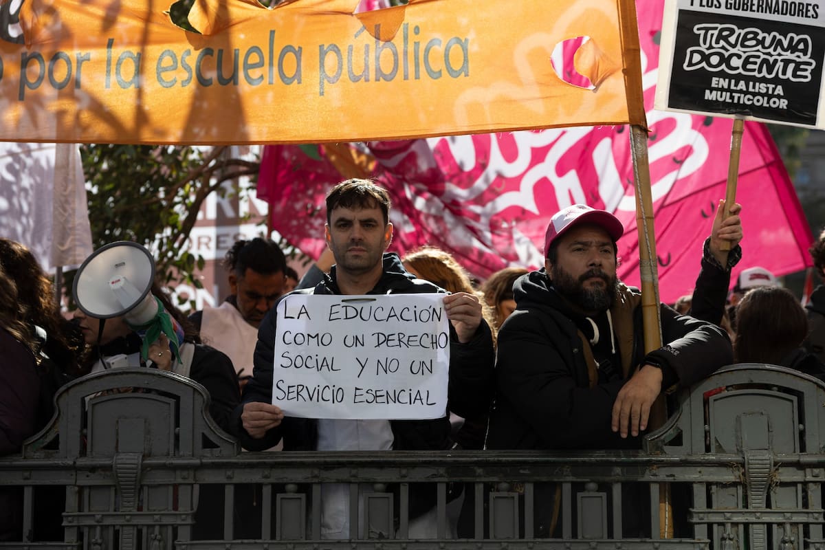 Marcha de gremios docentes al Ministerio de Economía en reclamo de más presupuesto para educación y contra los decretos de Milei