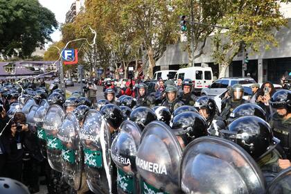Marcha de jubilados al Congreso de la Nación. La zona está vallada y hay presencia de fuerzas de seguridad