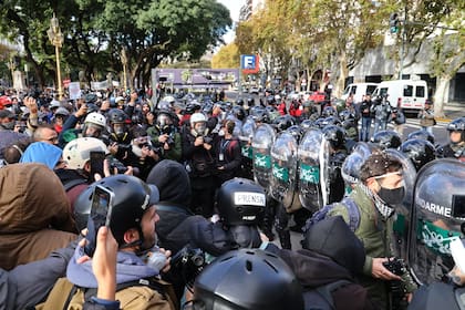 Marcha de jubilados al Congreso de la Nación. La zona está vallada y hay presencia de fuerzas de seguridad